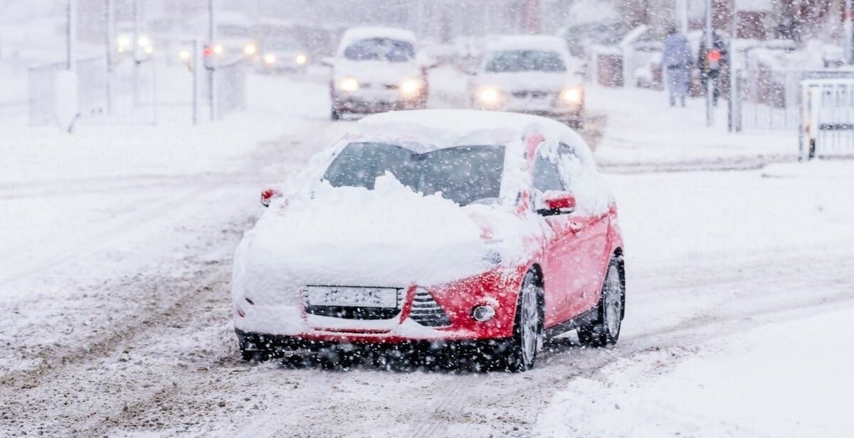 Движение на автомобиле при снегопаде
